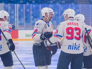 Miroslav Šatan (v strede) so spoluhráčmi z tímu Old Boys Slovan v zápase proti Old Boys Sparta v rámci Kaufland Winter Games 2023.