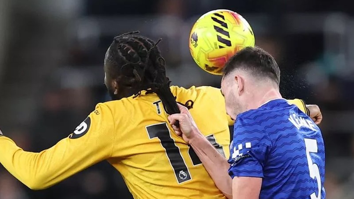 Michael Keane ťahá za vlasy súpera.