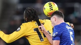 Michael Keane ťahá za vlasy súpera.
