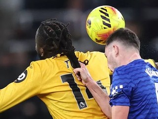 Michael Keane ťahá za vlasy súpera.