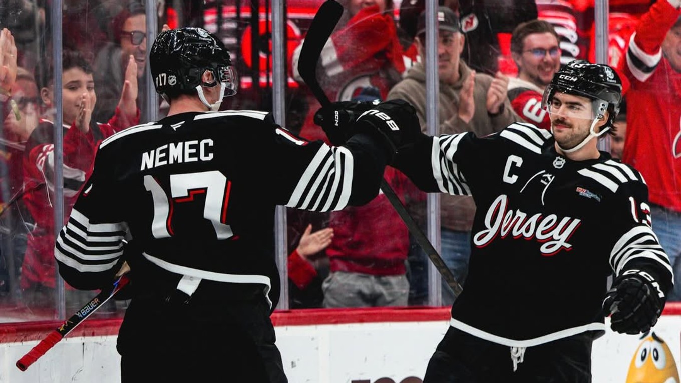 Šimon Nemec (vľavo) oslavuje víťazný gól s Nicom Hischierom.