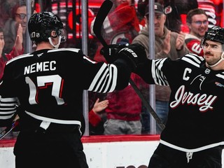 Šimon Nemec (vľavo) oslavuje víťazný gól s Nicom Hischierom. 