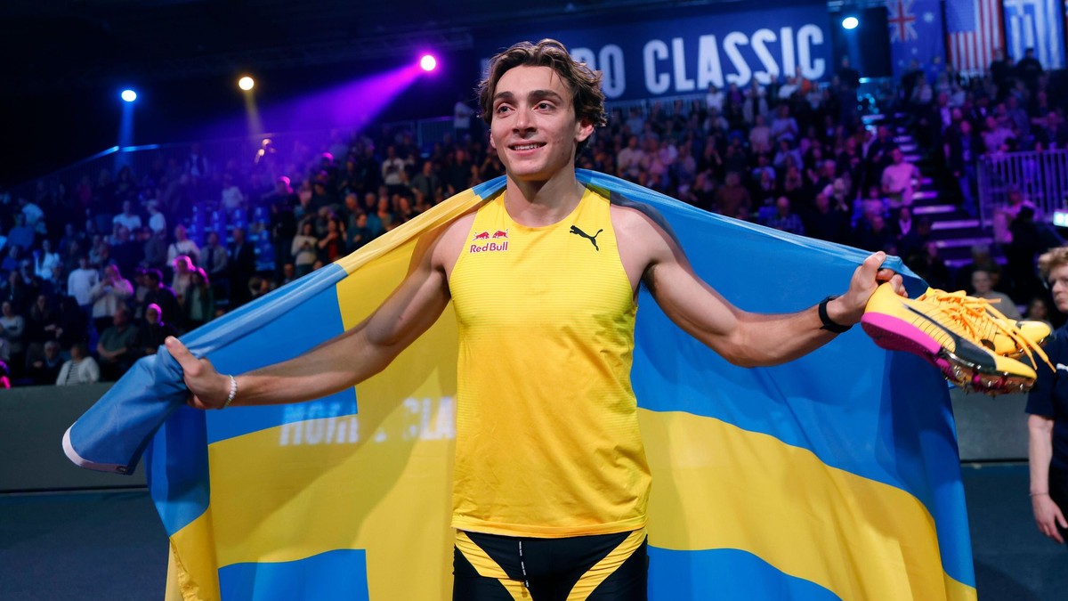 Švédsky atlét Armand Duplantis sa teší po tom, čo zlepšil svoj vlastný svetový rekord v skoku o žrdi na 631 cm na domácom mítingu v Uppsale.