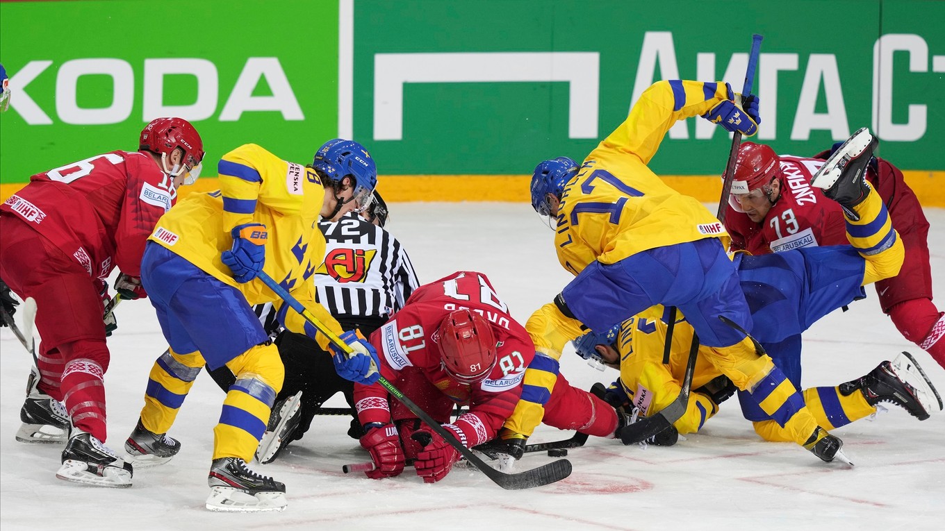 Zostrih zápasu Švédsko - Bielorusko na MS v hokeji 2021.