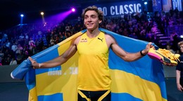 Švédsky atlét Armand Duplantis sa teší po tom, čo zlepšil svoj vlastný svetový rekord v skoku o žrdi na 631 cm na domácom mítingu v Uppsale.