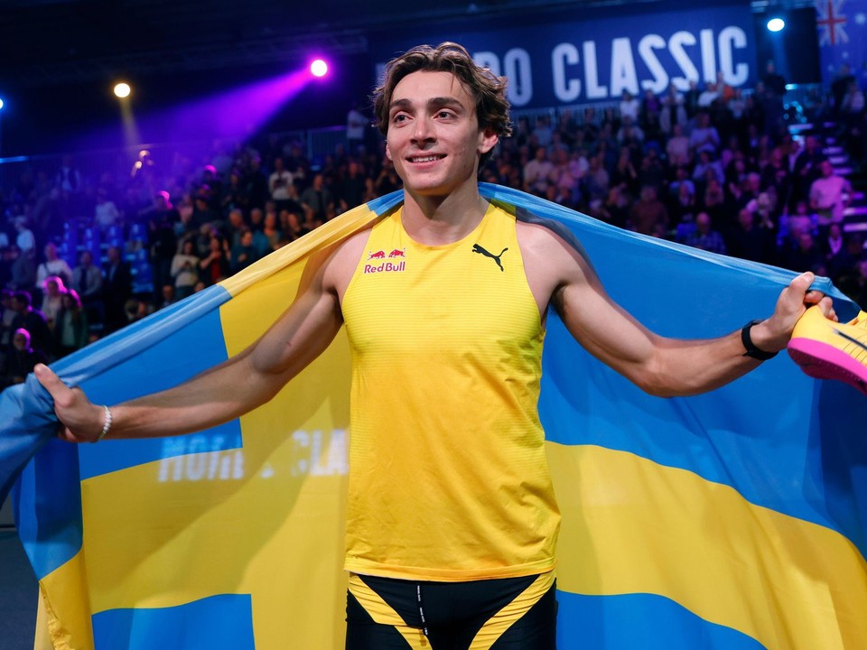 Švédsky atlét Armand Duplantis sa teší po tom, čo zlepšil svoj vlastný svetový rekord v skoku o žrdi na 631 cm na domácom mítingu v Uppsale.