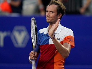 Daniil Medvedev zdraví fanúšikov po výhre nad Japoncom Jošihitom Nišiokom. 