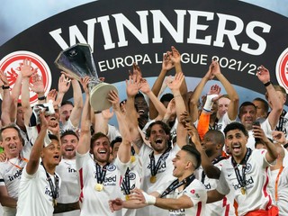 Futbalisti Eintrachtu Frankfurt po triumfe v Európskej lige. 
