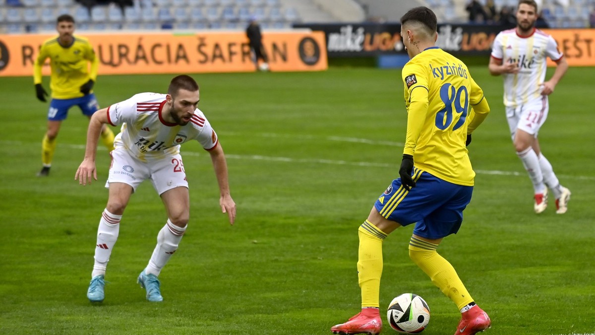 Zľava Andrej Kadlec (Ružomberok) a Alexandros Kyziridis (Michalovce) v zápase 2. kola  skupiny o udržanie sa Niké ligy MFK Zemplín Michalovce - MFK Ružomberok.