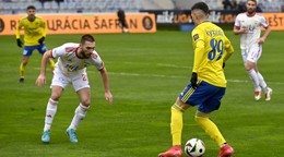 Zľava Andrej Kadlec (Ružomberok) a Alexandros Kyziridis (Michalovce) v zápase 2. kola  skupiny o udržanie sa Niké ligy MFK Zemplín Michalovce - MFK Ružomberok.