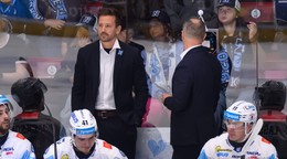 Hlavný tréner HK Nitra Erik Čaládi (vľavo vzadu).