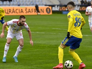 Zľava Andrej Kadlec (Ružomberok) a Alexandros Kyziridis (Michalovce) v zápase 2. kola  skupiny o udržanie sa Niké ligy MFK Zemplín Michalovce - MFK Ružomberok.