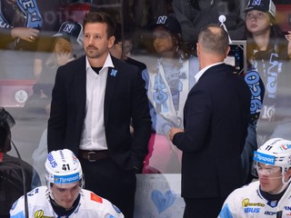 Hlavný tréner HK Nitra Erik Čaládi (vľavo vzadu).