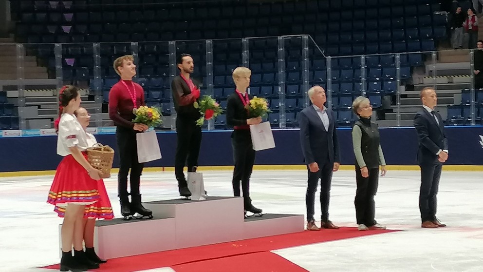 Kevin Aymoz ako víťaz na stupňoch víťazov na Memoriáli Ondreja Nepelu 2025. Zľava strieborný Matteo Rizzo, sprava bronzový Daniel Grassl.
