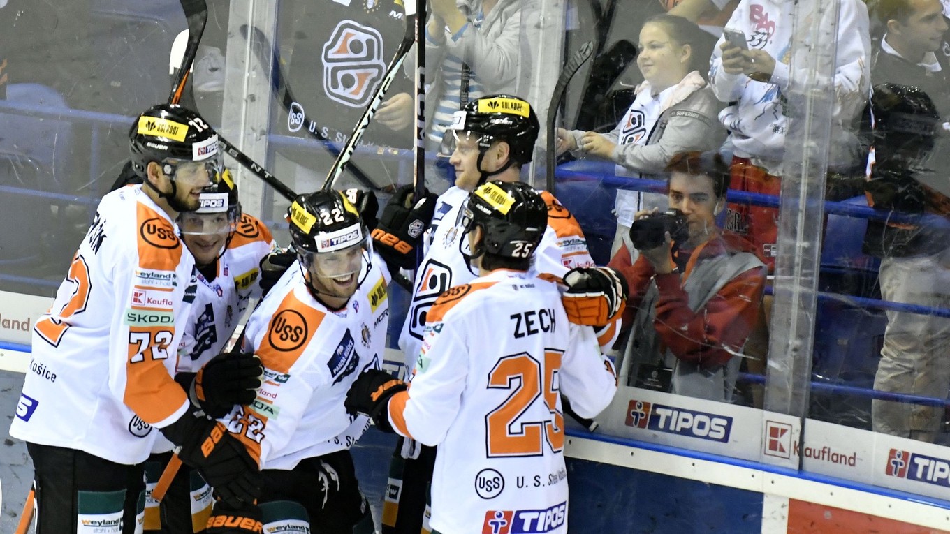 Hokejisti HC Košice sa tešia po strelenom góle.