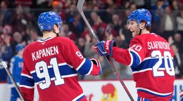 Slovenský útočník Juraj Slafkovský (20) oslavuje zo spoluhráčom Oliverom Kapanenom (91) svoj gól.