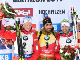 Martin Fourcade, Johannes Thingnes Bö (vľavo) a Ole Einar Björndalen (vpravo) na pódiu na MS v biatlone 2017 v Hochfilzene.
