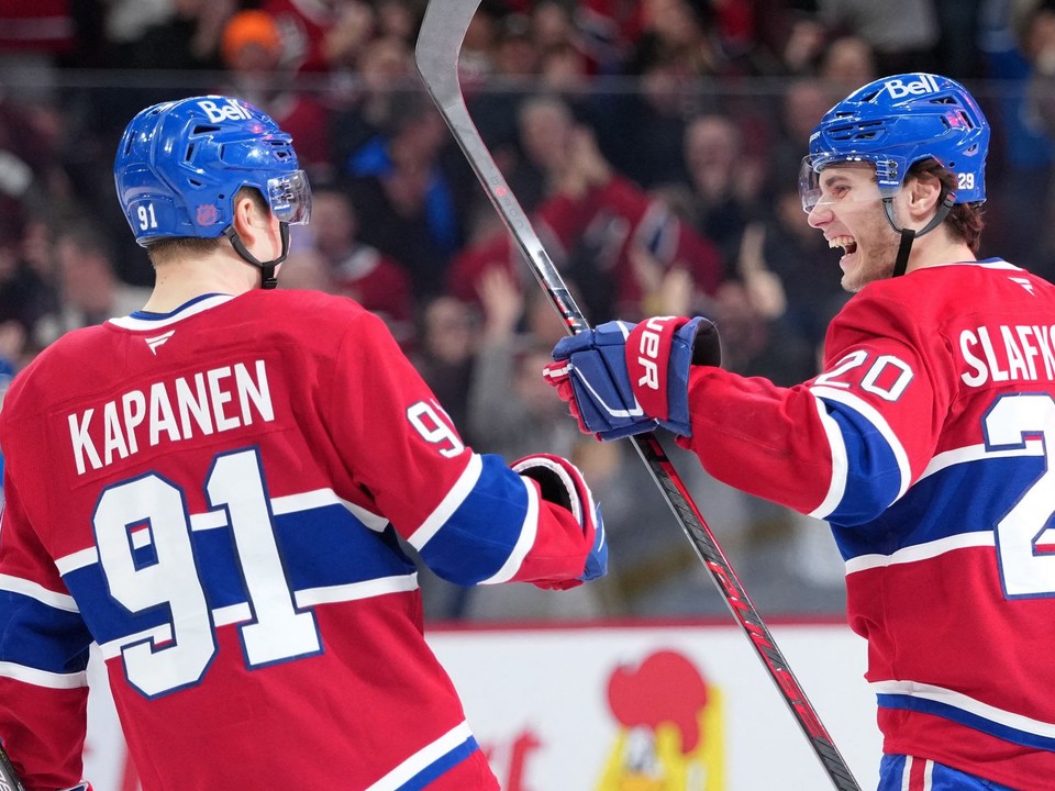Slovenský útočník Juraj Slafkovský (20) oslavuje zo spoluhráčom Oliverom Kapanenom (91) svoj gól.
