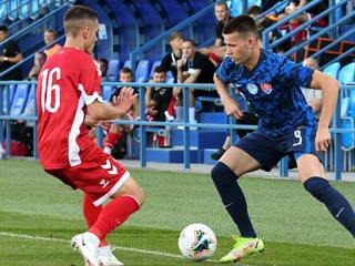 Slovenský futbalista Jakub Kadák v zápase proti Litve. 