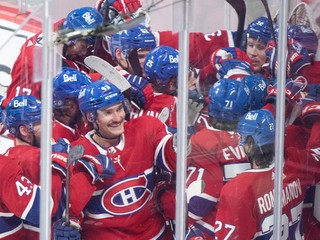 Montreal Canadiens oslavuje víťazstvo.