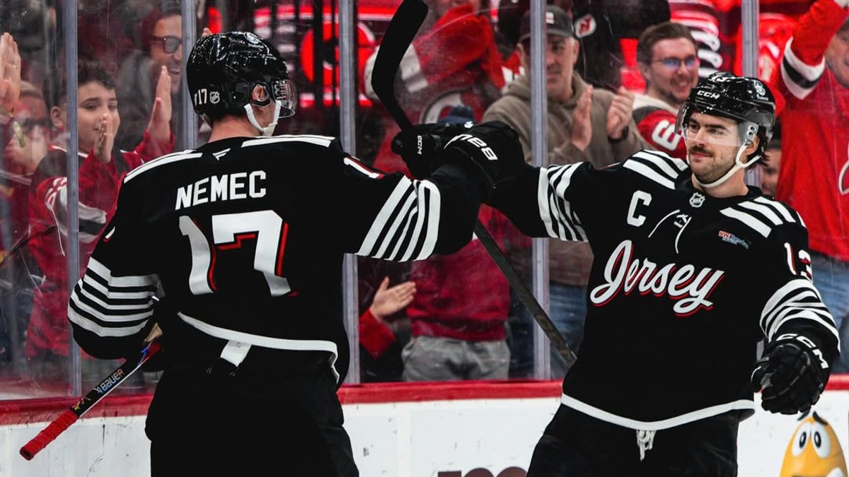 Šimon Nemec (vľavo) oslavuje víťazný gól s Nicom Hischierom. 