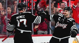 Šimon Nemec (vľavo) oslavuje víťazný gól s Nicom Hischierom. 