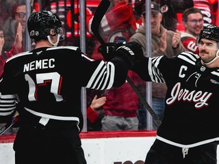 Šimon Nemec (vľavo) oslavuje víťazný gól s Nicom Hischierom. 