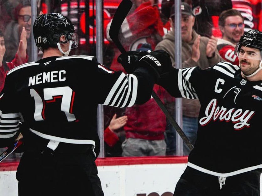 Šimon Nemec (vľavo) oslavuje víťazný gól s Nicom Hischierom. 