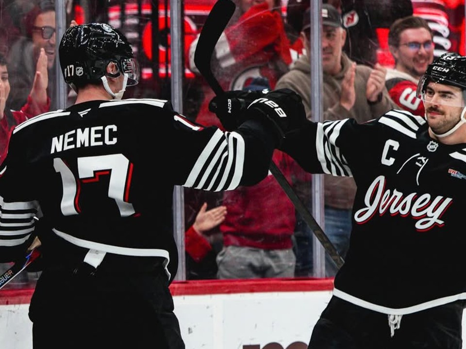 Šimon Nemec (vľavo) oslavuje víťazný gól s Nicom Hischierom. 