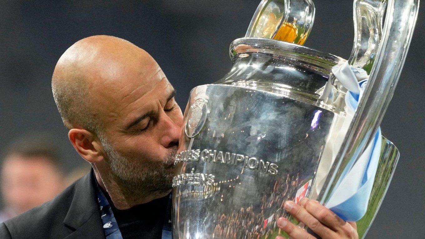 Tréner Manchestru City Pep Guardiola bozkáva ušatú trofej.