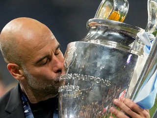 Tréner Manchestru City Pep Guardiola bozkáva ušatú trofej.