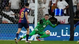 Brankár Wojciech Szczesny v drese FC Barcelona.