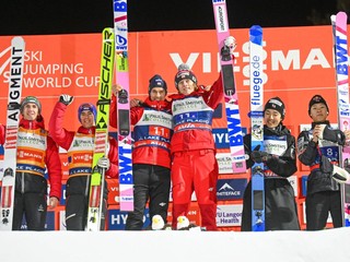 Piotr Zyla a Dawid Kubacki oslavujú triumf v pretekoch dvojíc.