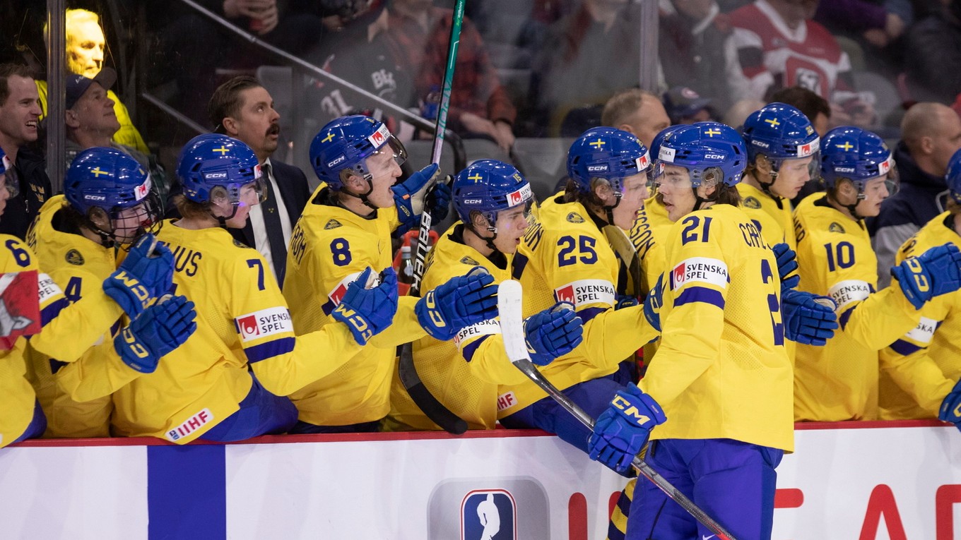 Hokejisti Švédska sa tešia po góle Lea Carlssona.