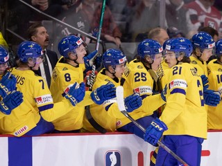 Hokejisti Švédska sa tešia po góle Lea Carlssona.
