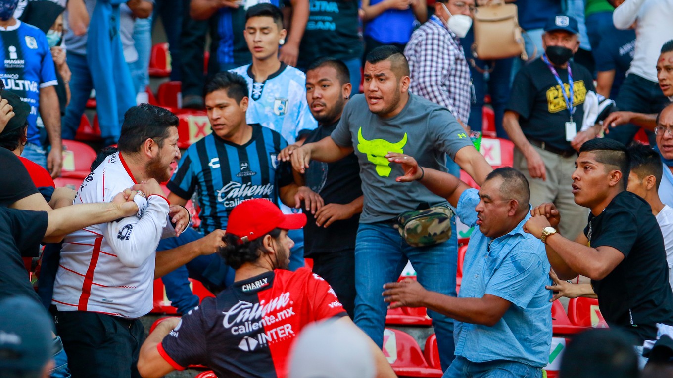 Hromadná bitka fanúšikov na zápase Queretaro - Atlas.