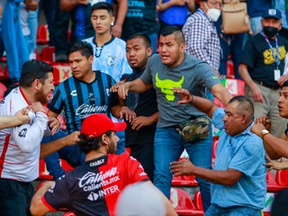 Hromadná bitka fanúšikov na zápase Queretaro - Atlas.