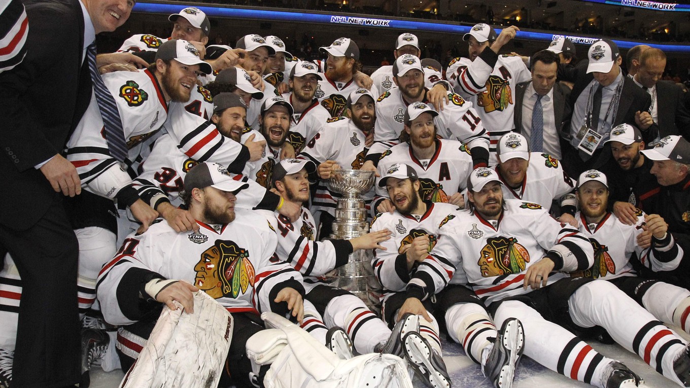 Hokejisti Chicago Blackhawks sa tešia zo zisku Stanleyho pohára v roku 2010.