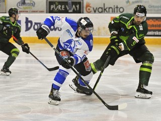 Hrdinom prvého barážového stretnutia o Tipos extraligu bol obranca Žiliny Marcel Petran (vpravo).