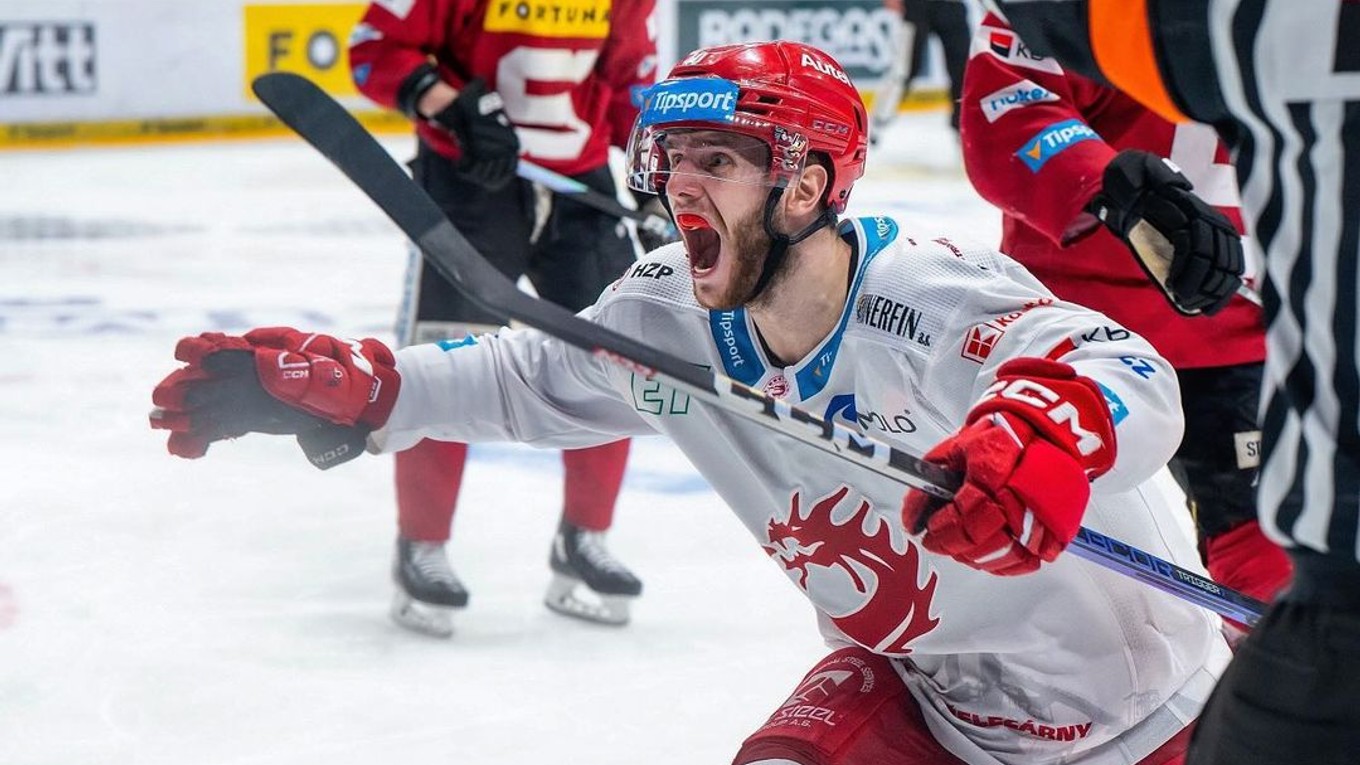 Miloš Roman sa teší z gólu