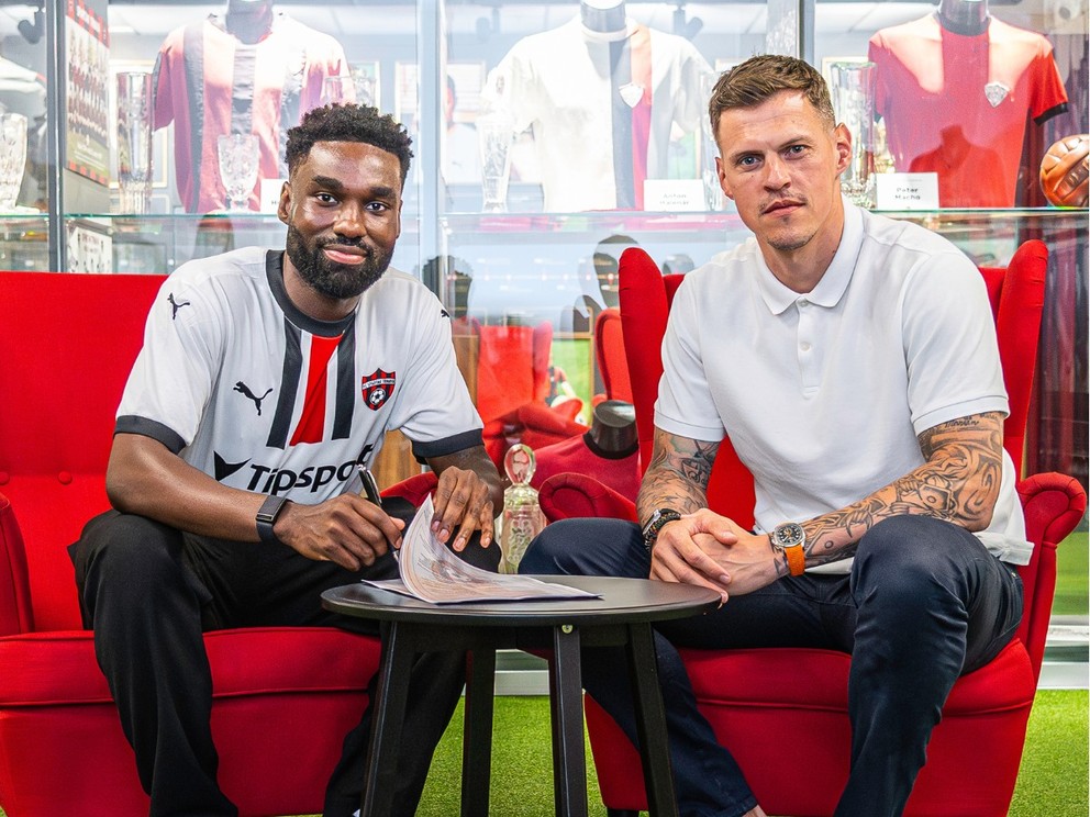 Patrick Emeka Nwadike a Martin Škrtel pri podpise zmluvy v FC Spartak Trnava.