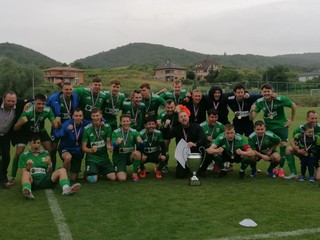 Radosť hráčov a realizačného tímu SFC Kalinkovo po finále pohára BFZ.