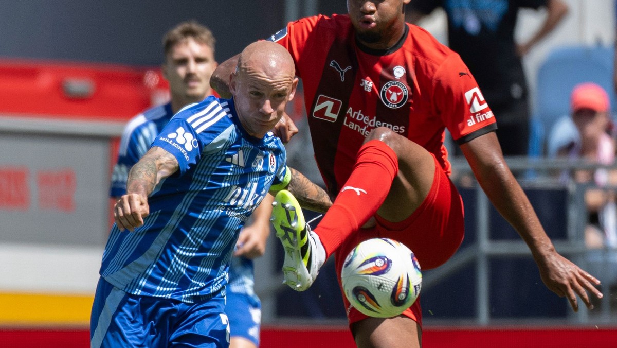 Na snímke zľava hráč Slovana Vladimír Weiss ml. a hráč Midtjyllandu Pedro Bravo počas prípravného zápasu medzi ŠK Slovan Bratislava - FC Midtjylland.
