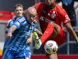 Na snímke zľava hráč Slovana Vladimír Weiss ml. a hráč Midtjyllandu Pedro Bravo počas prípravného zápasu medzi ŠK Slovan Bratislava - FC Midtjylland.