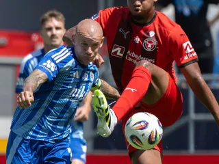 Na snímke zľava hráč Slovana Vladimír Weiss ml. a hráč Midtjyllandu Pedro Bravo počas prípravného zápasu medzi ŠK Slovan Bratislava - FC Midtjylland.