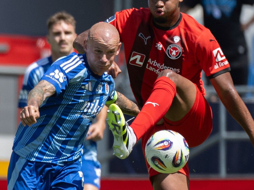 Na snímke zľava hráč Slovana Vladimír Weiss ml. a hráč Midtjyllandu Pedro Bravo počas prípravného zápasu medzi ŠK Slovan Bratislava - FC Midtjylland.