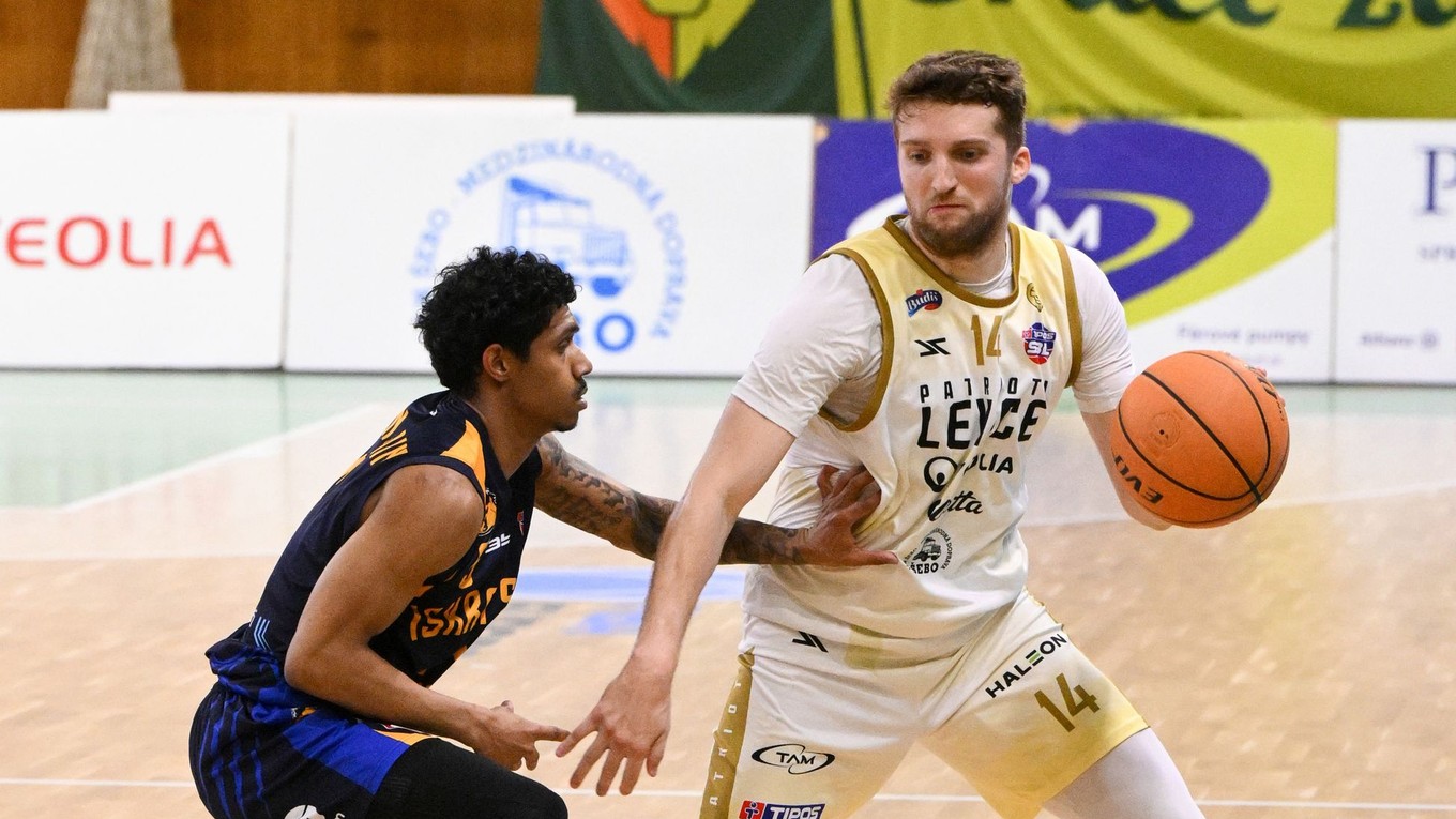 Jalen Ishua Benjamin (Svit) a David Abrhám (Levice) v zápase 36. kola Tipos SBL medzi Patrioti Levice - Iskra Svit .