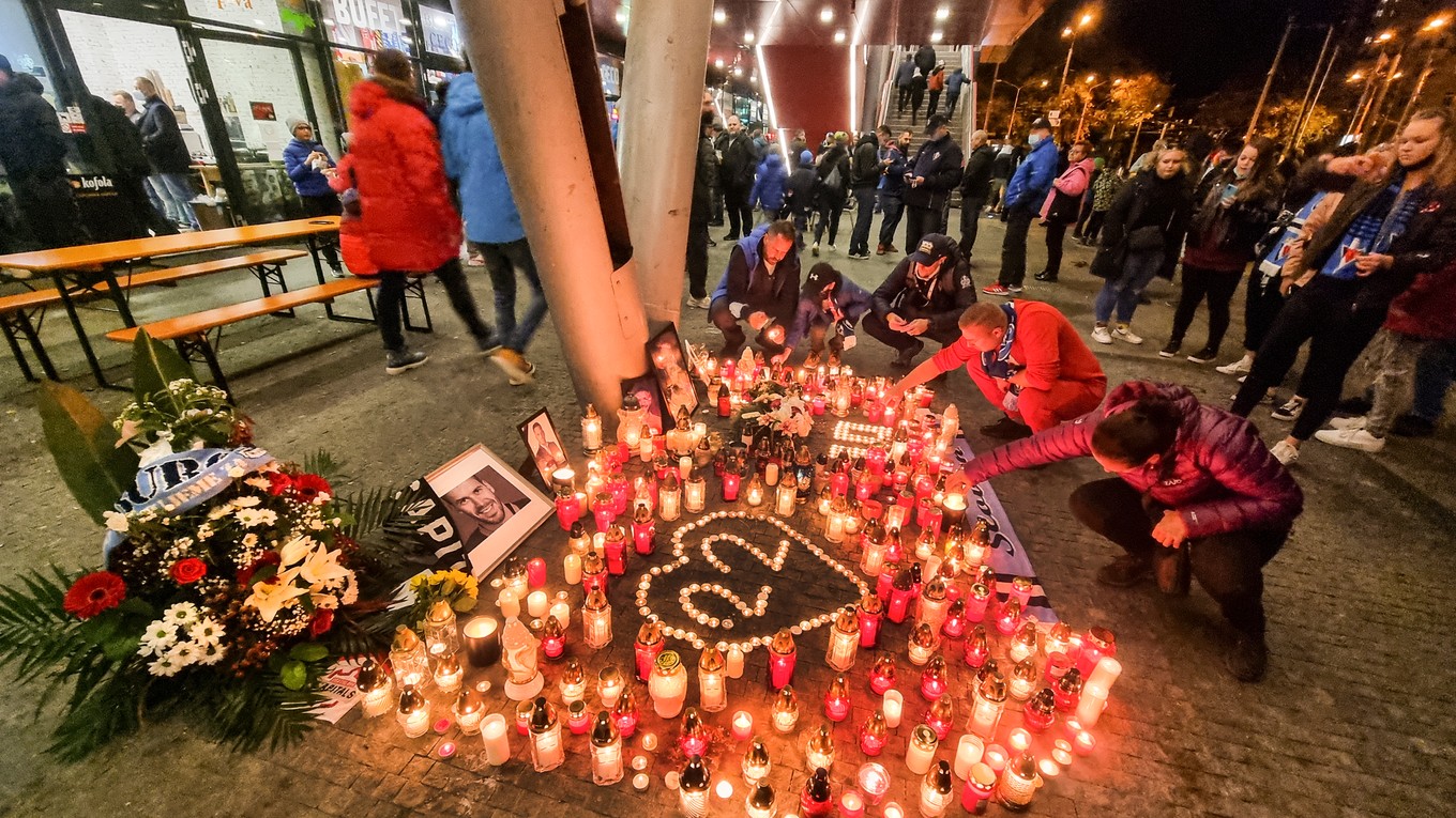 Fanúšikovia zapaľovali pred štadiónom sviečky na pamiatku zosnulých hokejistov Dušana Pašeka ml. a Borisa Sádeckého.