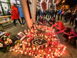 Fanúšikovia zapaľovali pred štadiónom sviečky na pamiatku zosnulých hokejistov Dušana Pašeka ml. a Borisa Sádeckého.