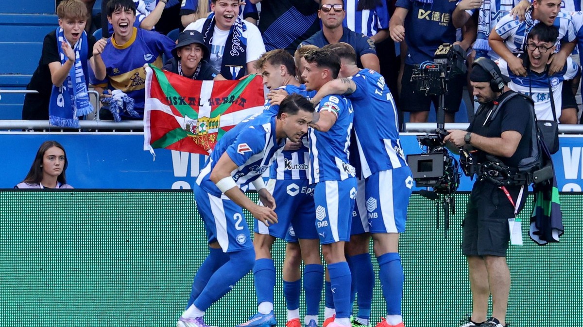Alaves oslavuje gól. 